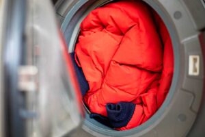 Да ли морам да окренем јакну наопачке када је перем у машини за прање веша?