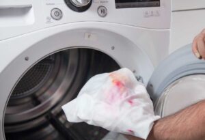 Mencuci darah dalam mesin basuh
