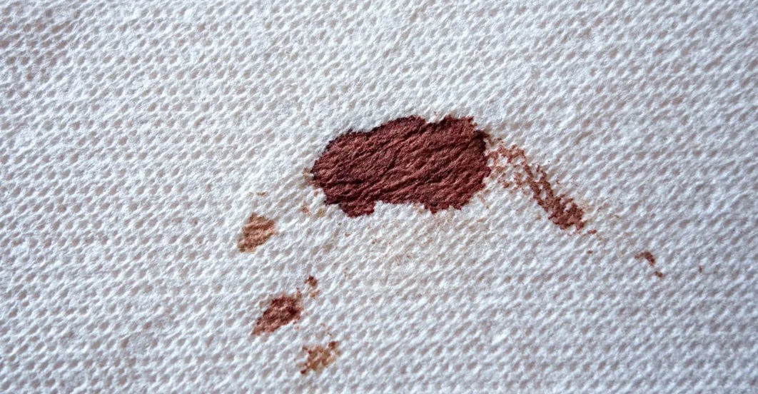 zaschnutá krv na tkanine