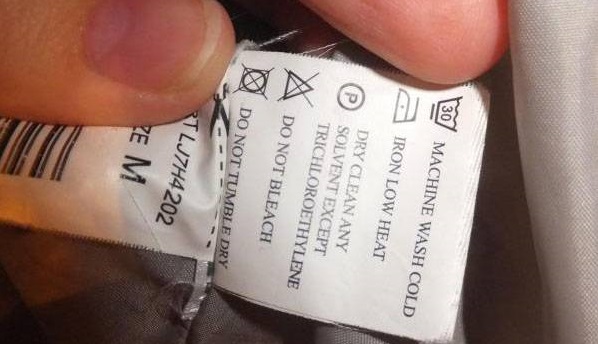 informatie over de verzorging van een jas met kameelhaar staat op het etiket