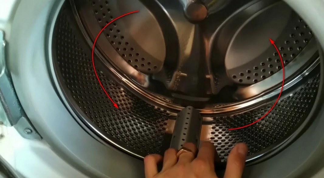 gire o tambor da máquina de lavar com a mão
