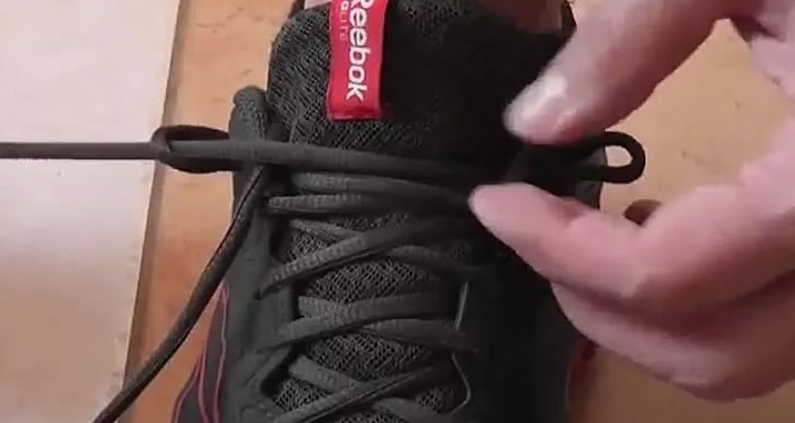 quitar los cordones de las zapatillas de deporte