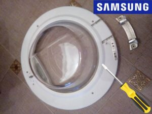 Het demonteren van het luik van een Samsung-wasmachine