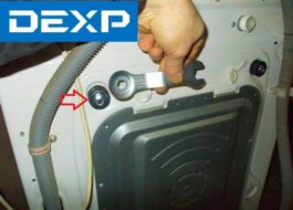 Transportēšanas skrūvju noņemšana no Dexp veļas mašīnas