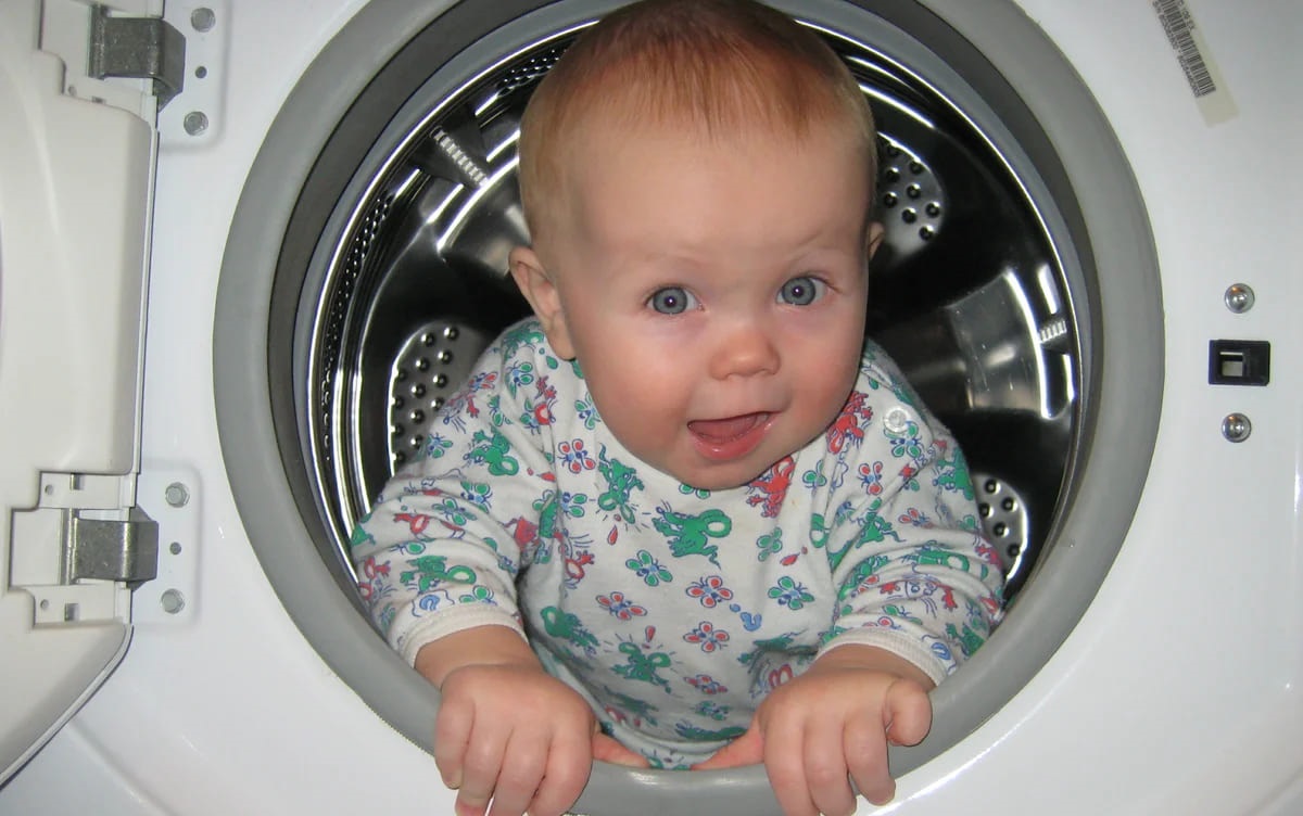 không cho trẻ chơi máy giặt