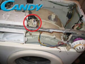 Kde je v pračce Candy umístěn tlakový spínač?