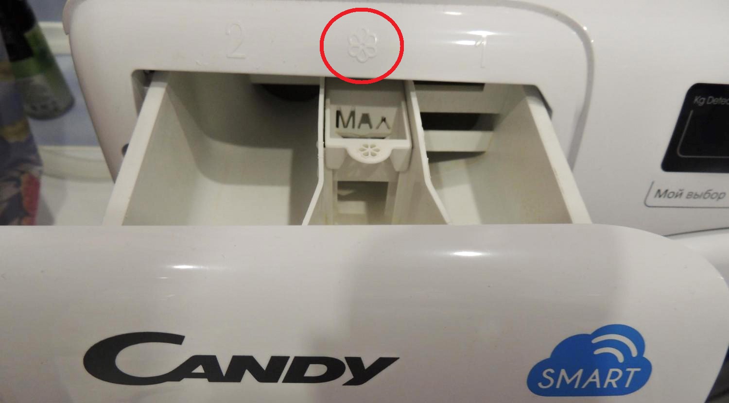 Candy machine tray conditioner compartment