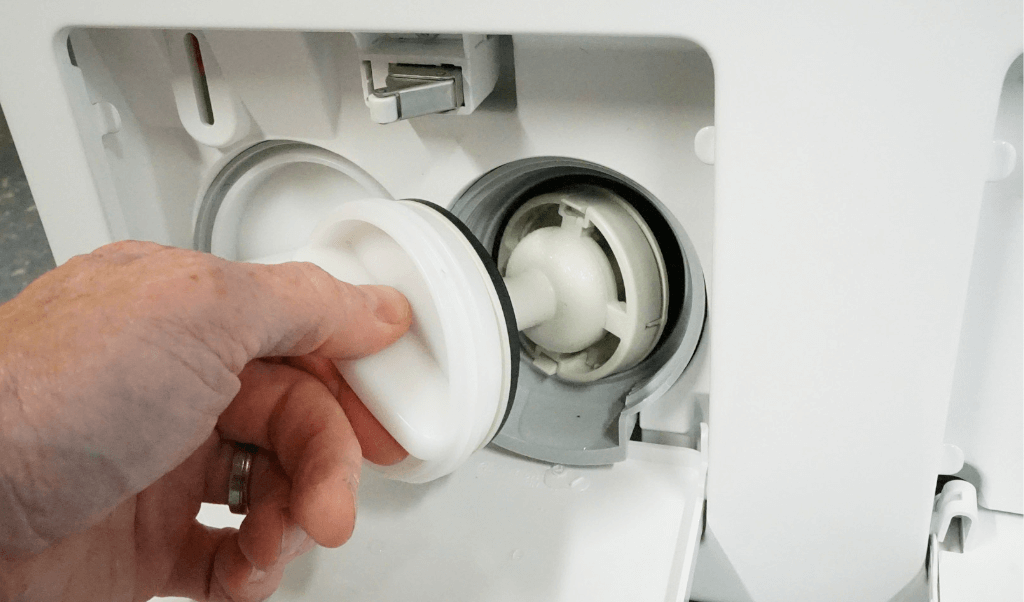 drenar el agua a través del filtro de la lavadora